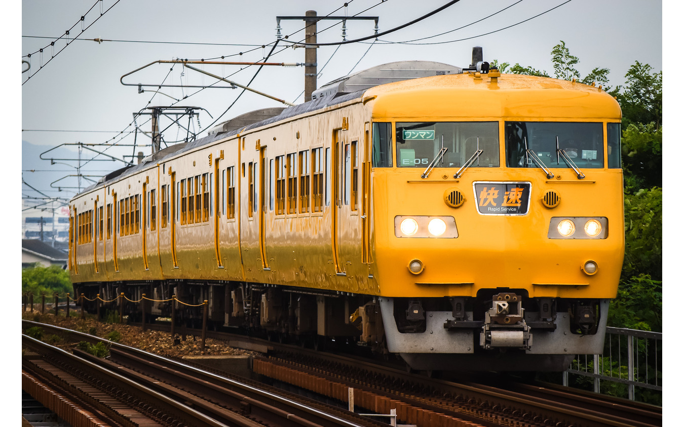 227系「Urara」の投入により定期運用から撤退する下関総合車両所岡山電車支所の国鉄型117系。現在、4両編成4本が在籍しており、2010～2015年に黄色塗色化されている。