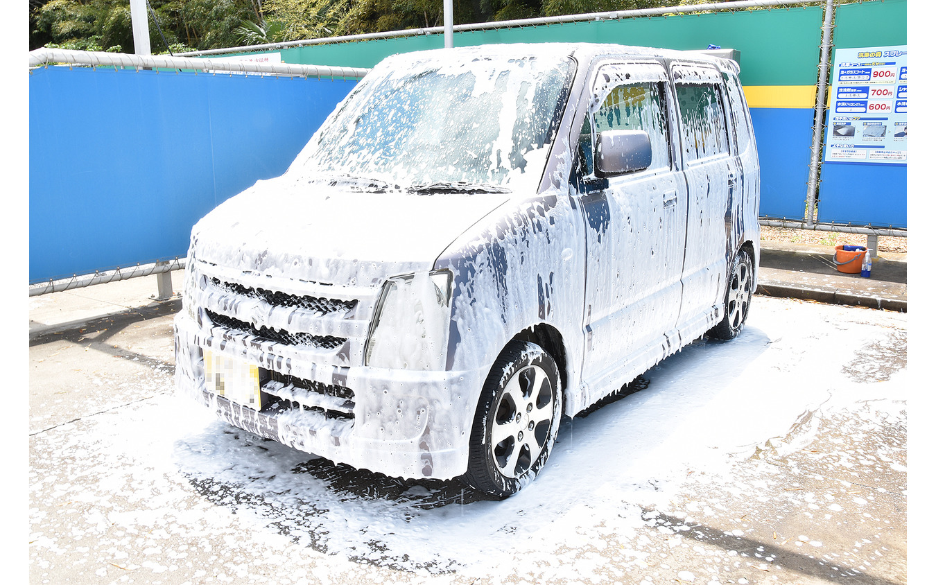 洗車場で泡をかけたら戦闘開始。いかに綺麗に洗い残し無く擦れるかの勝負となる