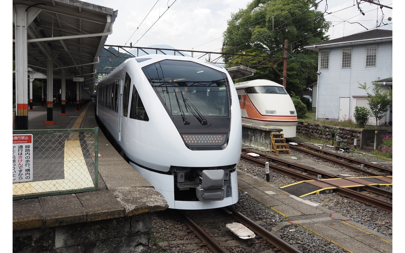 東武鉄道N100系スペーシアX（向かって左）と100系スペーシア（東武日光駅）