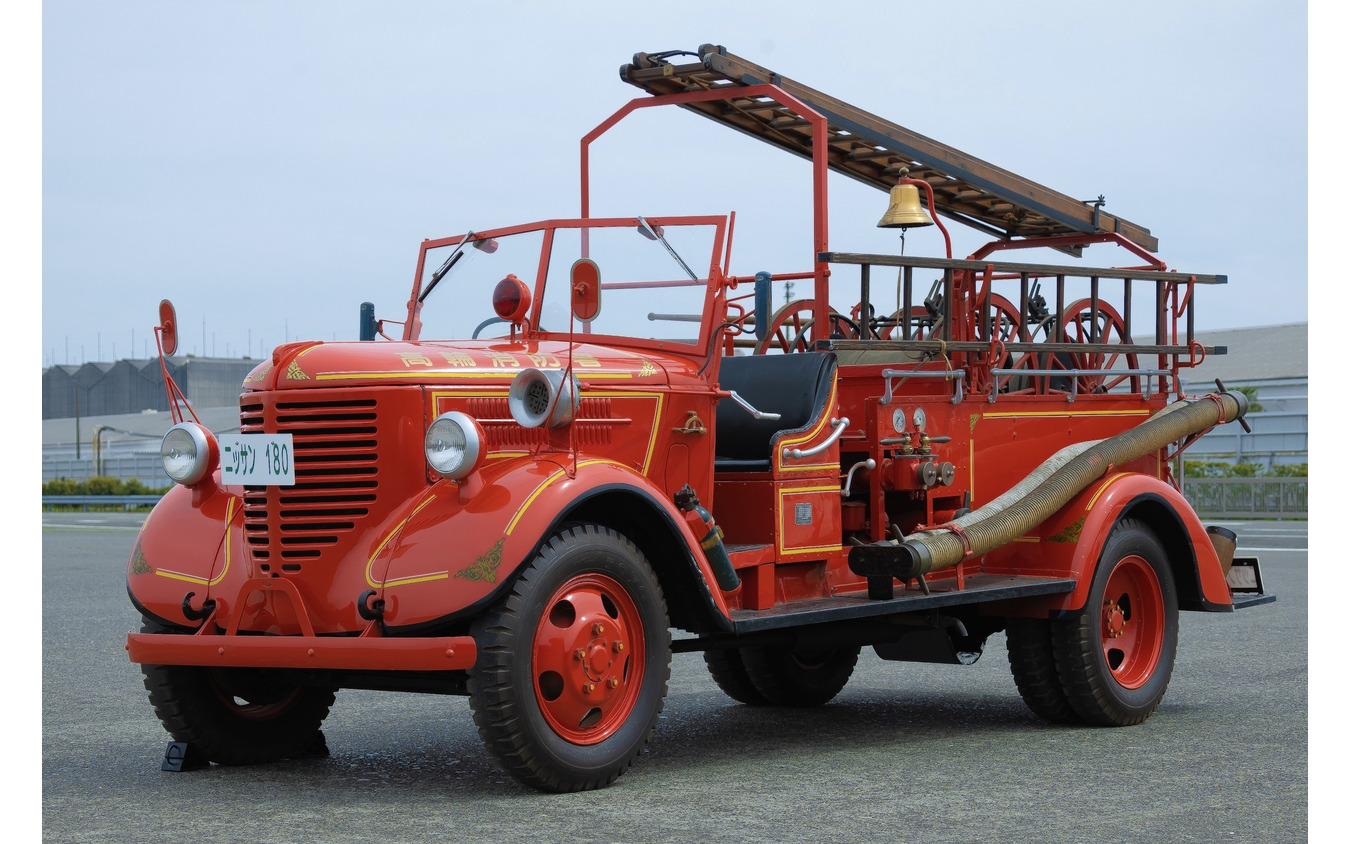 ニッサン180 型消防ポンプ自動車