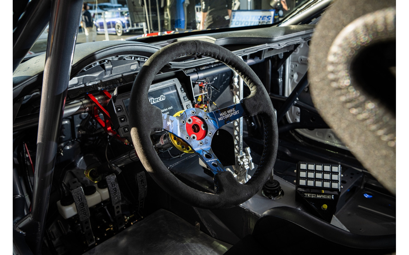 操作系をコンパクトに集約し、運転に集中できるコックピット