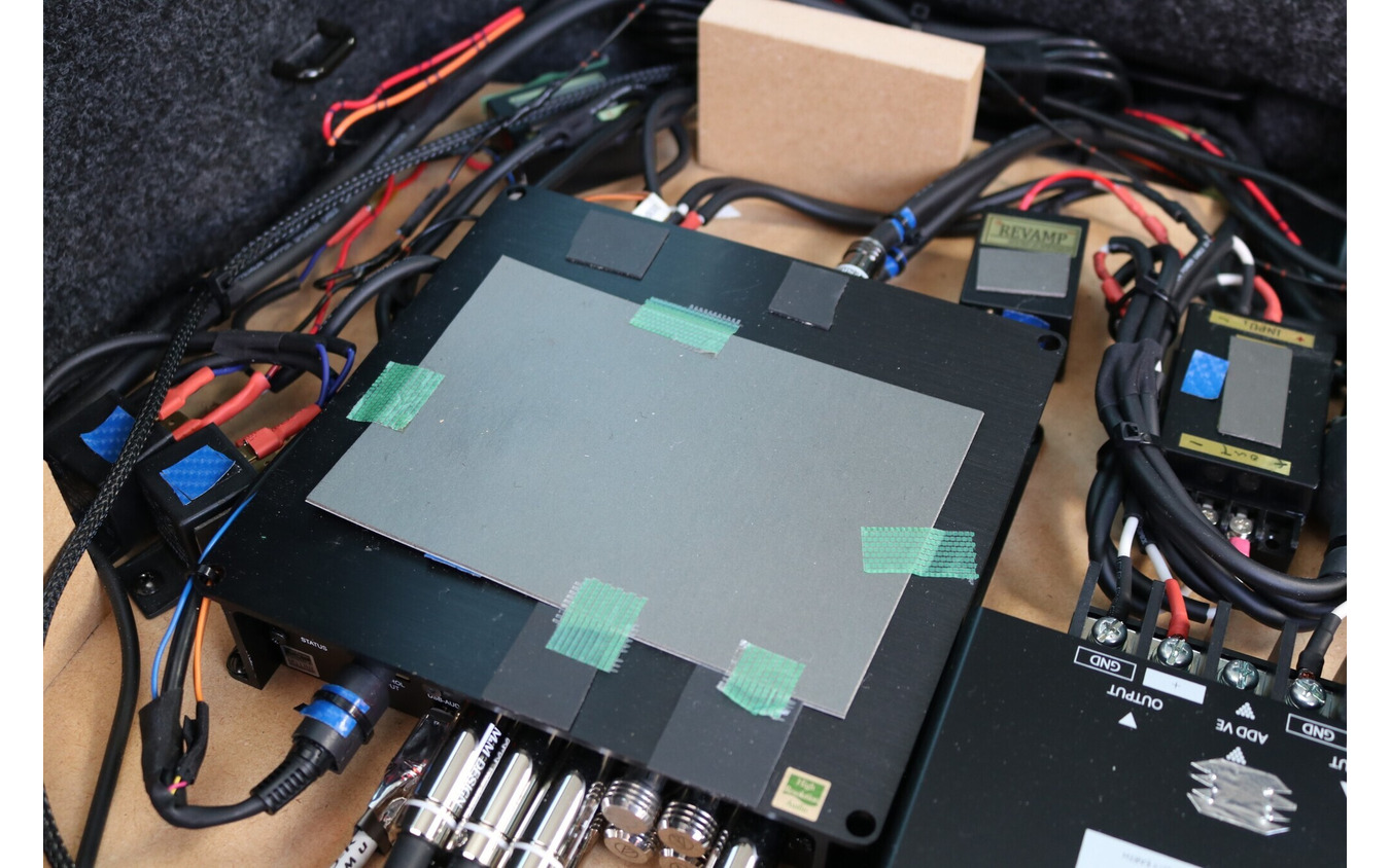プロセッサーとして採用されたのはヘリックスのDSP ULTRA。フロント3ウェイ+サブウーファーのシステムをコントロールする。