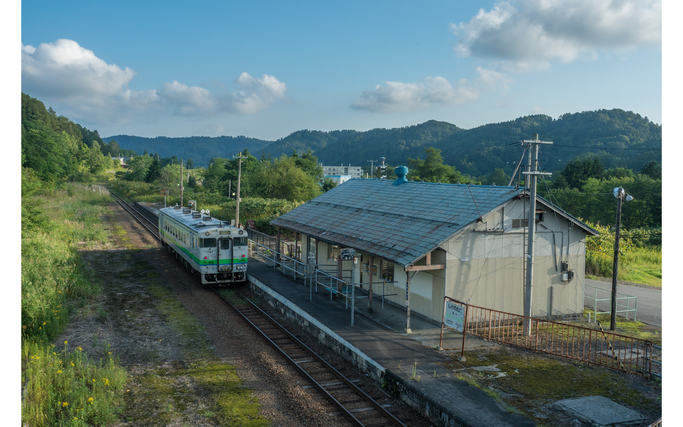 廃止前の旧鹿ノ谷駅を発車する上り列車。