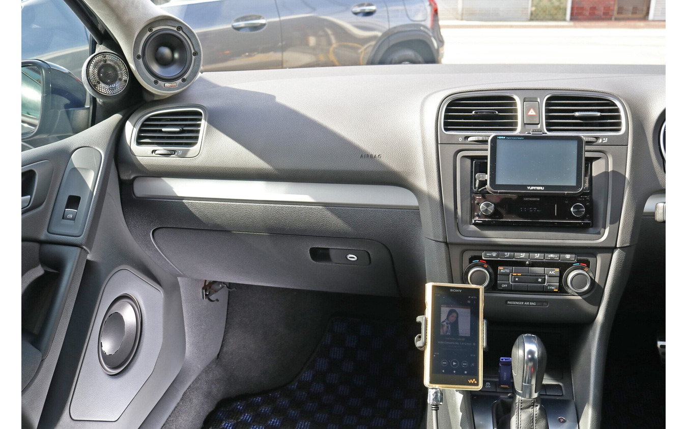 インテリアデザインの中でもオーナーのお気に入りとなったのはピラー/銅鑼ミラー裏とドアのスピーカー取り付けだ。