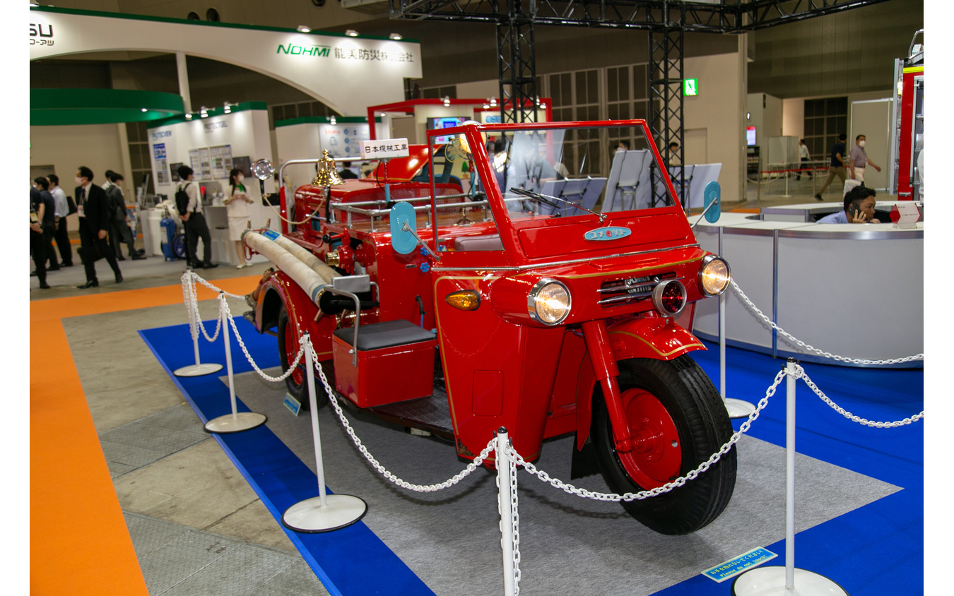 働くクルマの先輩たち！ 100年以上も昔のクラシックな消防車がズラリ…東京国際消防防災展2023