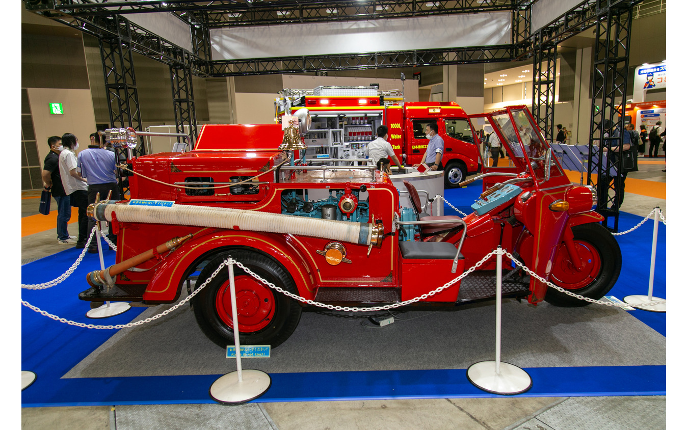 働くクルマの先輩たち！ 100年以上も昔のクラシックな消防車がズラリ…東京国際消防防災展2023