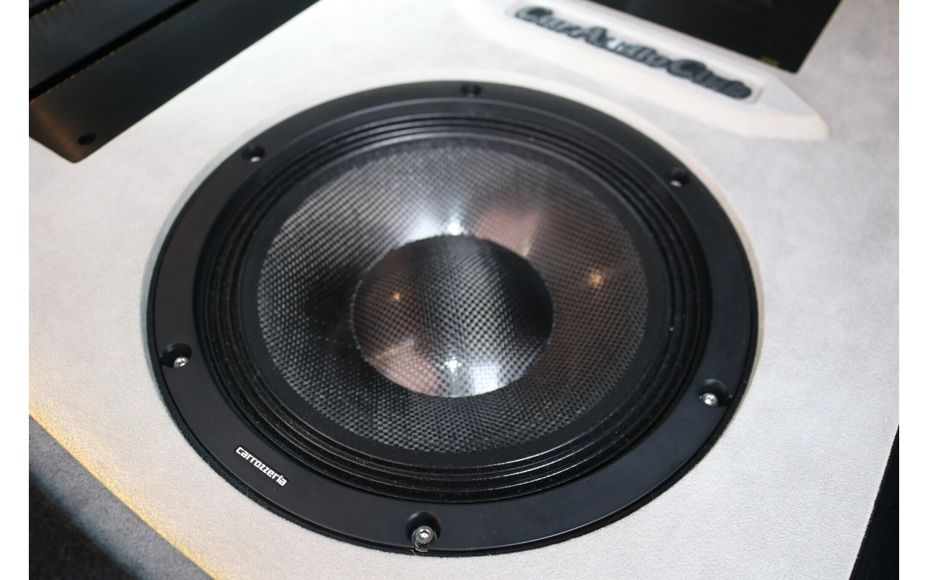 サブウーファーにはパイオニアのTS-W1000RSを用いる。低音の質の良さから高音質システムではたびたび用いられるユニットだ。