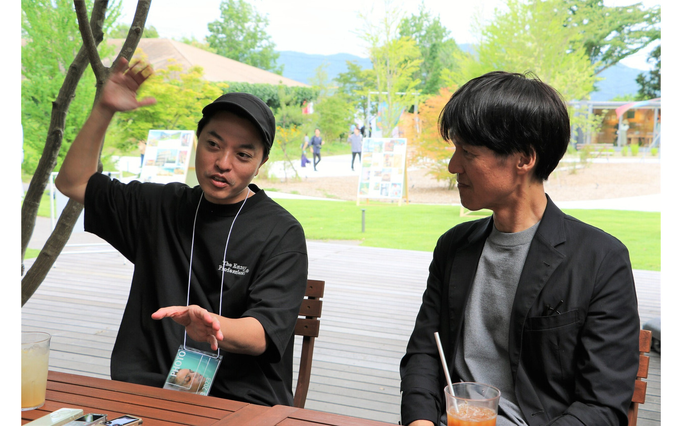 >マツダデザイン本部チーフデザイナーの木元英二さん(右)と映像作家/写真家の柿本ケンサクさん(左)