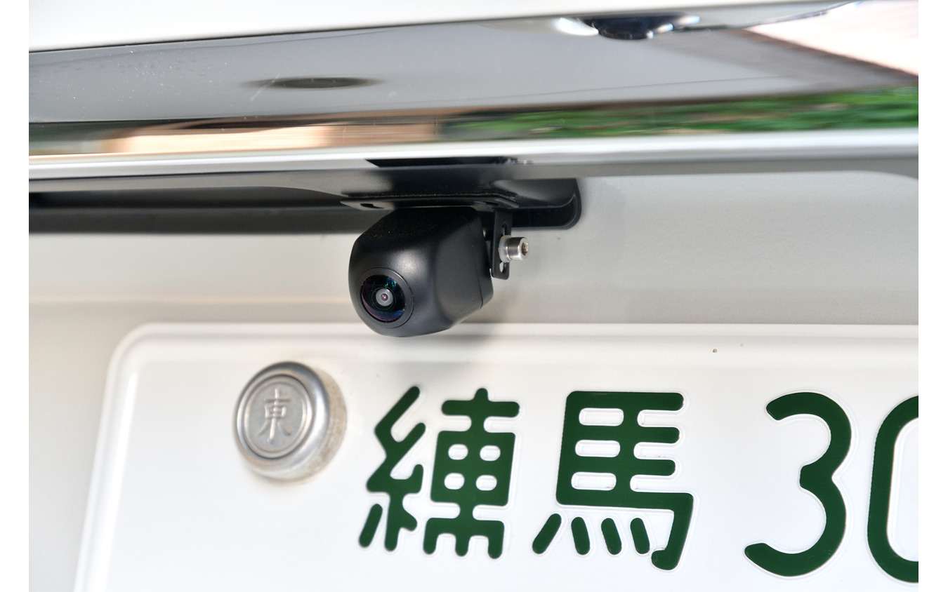 「マルチVIEWカメラ」はフロントにもリアにも取り付け可能。多彩なビュー切り替えを持ち、前後の死角をカバーでできる。
