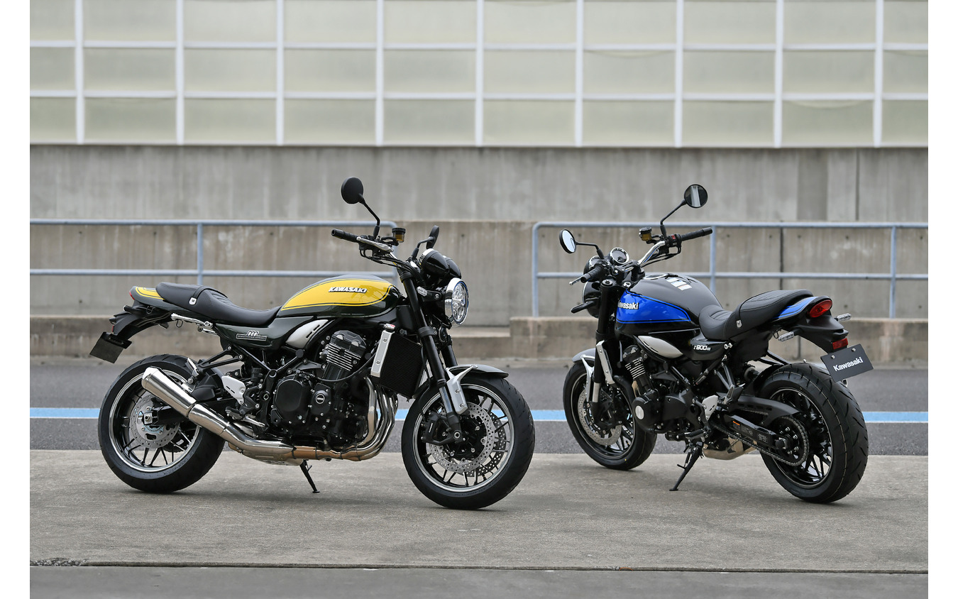カワサキ Z900RS Yellow Ball Edition（左）と新色の「ブルー×ブラック」（右）