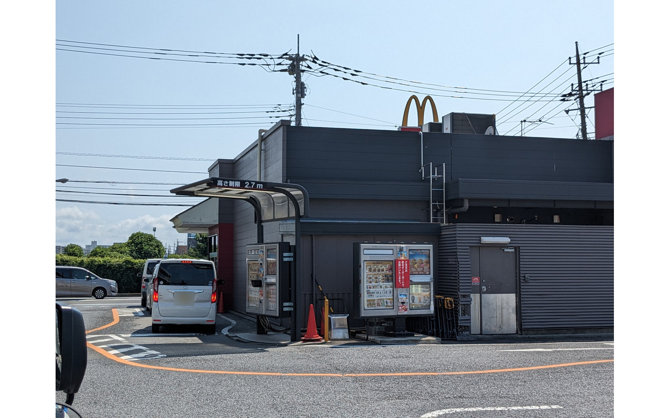 ドライブスルーの飲食店や洗車機などにも注意が必要