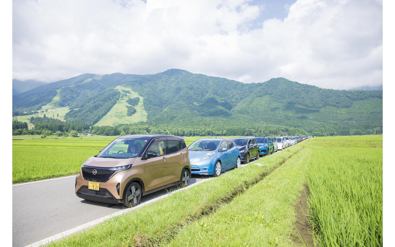 白馬村のなかをパレードするEV