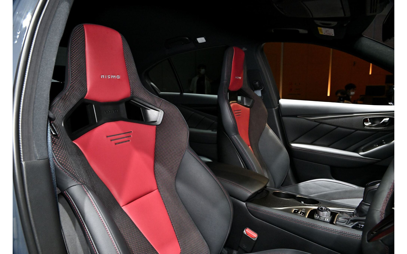 「スカイライン NISMO」専用設計のレカロシート 特徴的なデザインは急速な運動時のホールド性を高める機能が埋め込まれている。