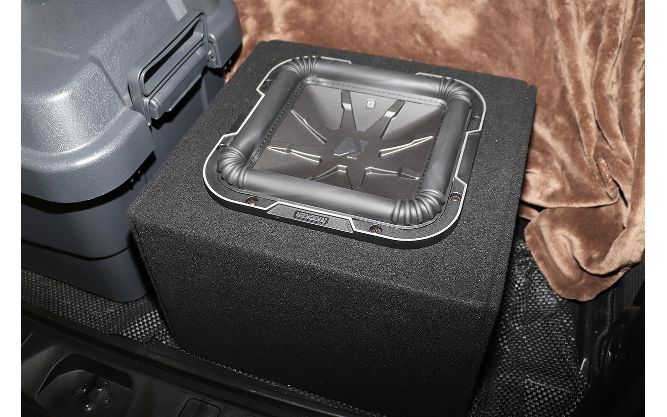 「箱載せ型」のサブウーファーボックスを搭載したオーディオカーの一例（製作ショップ：AVカンサイ＜大阪府＞）。