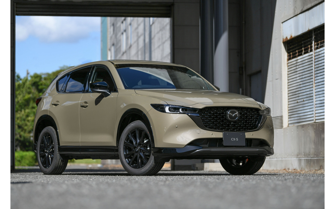 CX-5 グロスブラック塗装のグリルにブラックメッキのシグネチャーウイングという組み合わせはBlack Tone Editionと同じだが、バンパーの黒いガーニッシュはBlack Tone Editionの材着からグロスブラック塗装にグレードアップ  ホイールアーチやサイドシルのクラッディングも同様にグロスブラックで引き締めることで、視覚的な質感を上級のSports Apperanceに匹敵するレベルにまで高めている