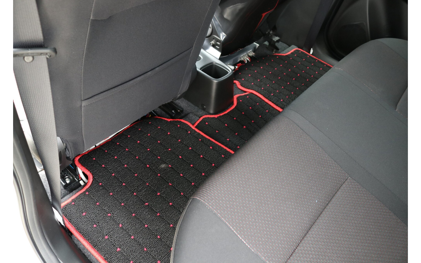 アンプラックのパネルを被せてフロアカーペットで覆えば後席を問題なく使えるフロアができあがる。