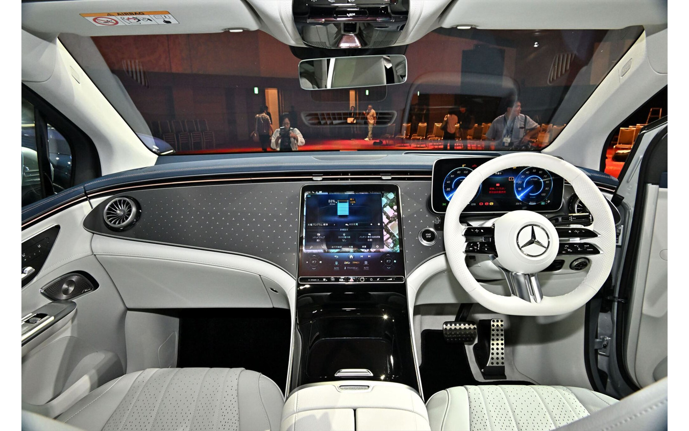 「EQE 350 4MATIC SUV」 にはレーザーカットバックリットインテリアトリム (メルセデス・ベンツパターン)が、「EQE 53 SUV(AMG)」にはウッド調のトリムが採用されている。