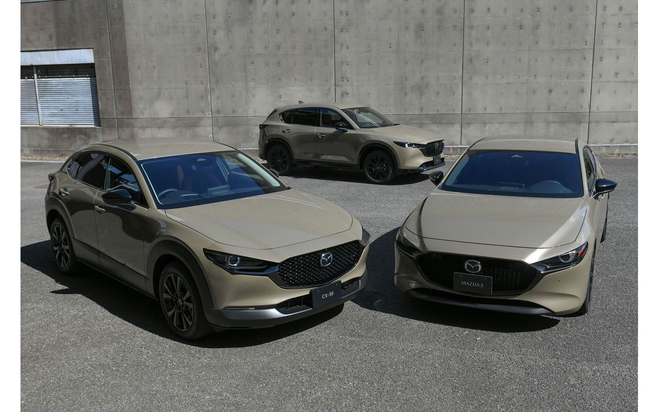 写真左から「CX-30」、「マツダ3」、後方「CX-5」いずれも「レトロスポーツエディション」