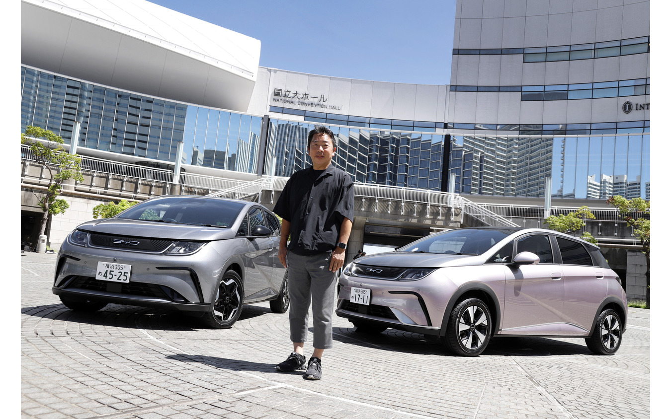 石井昌道氏とBYD ドルフィン(左)、ドルフィン ロングレンジ(右)