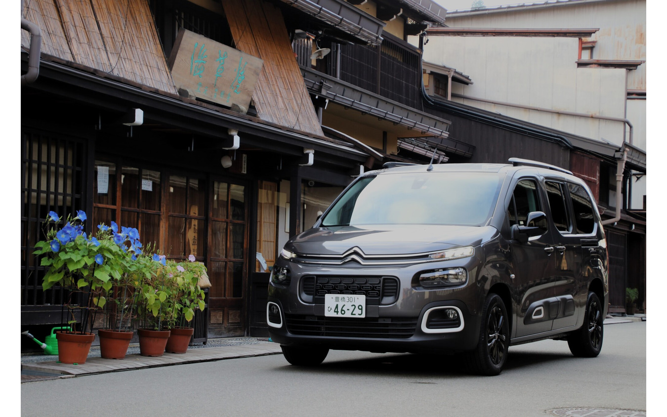 シトロエン ベルランゴロングと高山の古い街並み