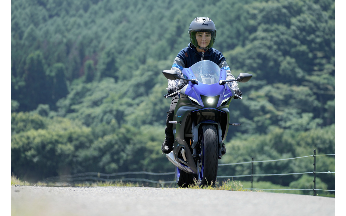 「スポーツバイクは初めて！」と話しながら、颯爽とYZF-R7を乗りこなす指出瑞貴さん