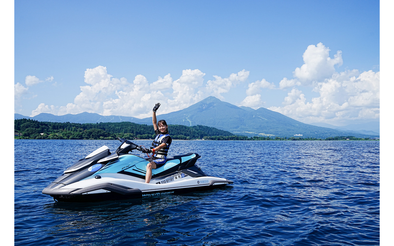 「私と山と湖だけ。水上バイクの周りがよく見える優越感は格別。走行中はずっと絶叫してました（笑）」 と話した指出瑞貴さん