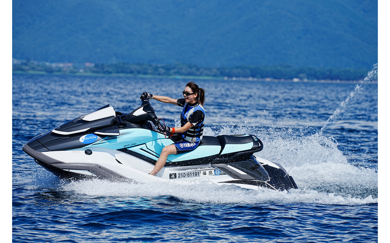 「4気筒エンジンの水上バイクは初めてですが、すごく扱いやすかったです。3気筒と全然違いました。とにかく操作に対する反応が良く、バックもしやすかったです」