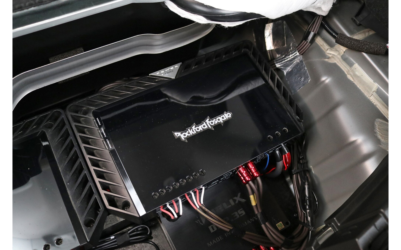 パワーアンプにはロックフォードのT400-4を2台チョイス。フロント3ウェイ＋サブウーファーをパワフルにドライブする。