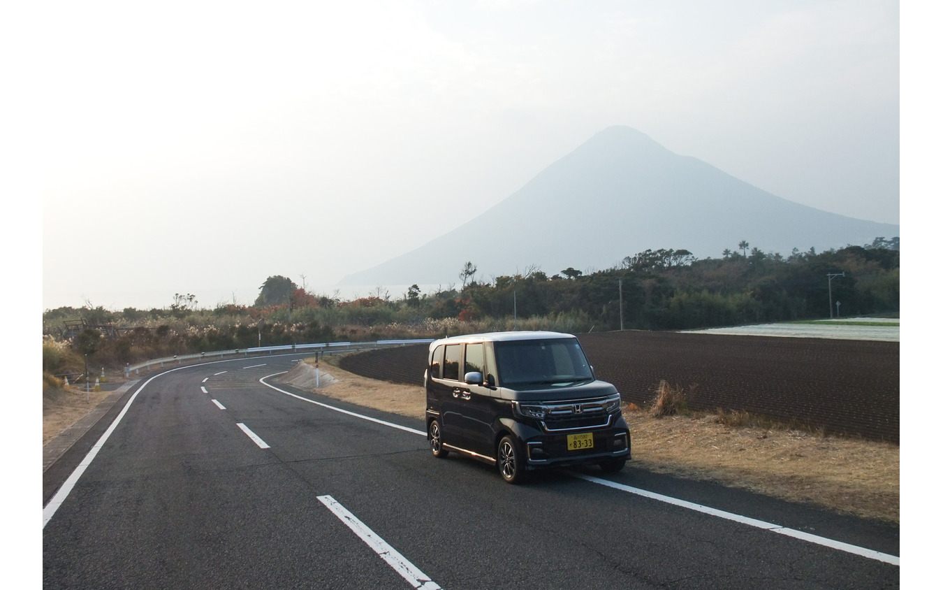 鹿児島県薩摩半島南端、長崎鼻近くの地方道から開聞岳を望む。