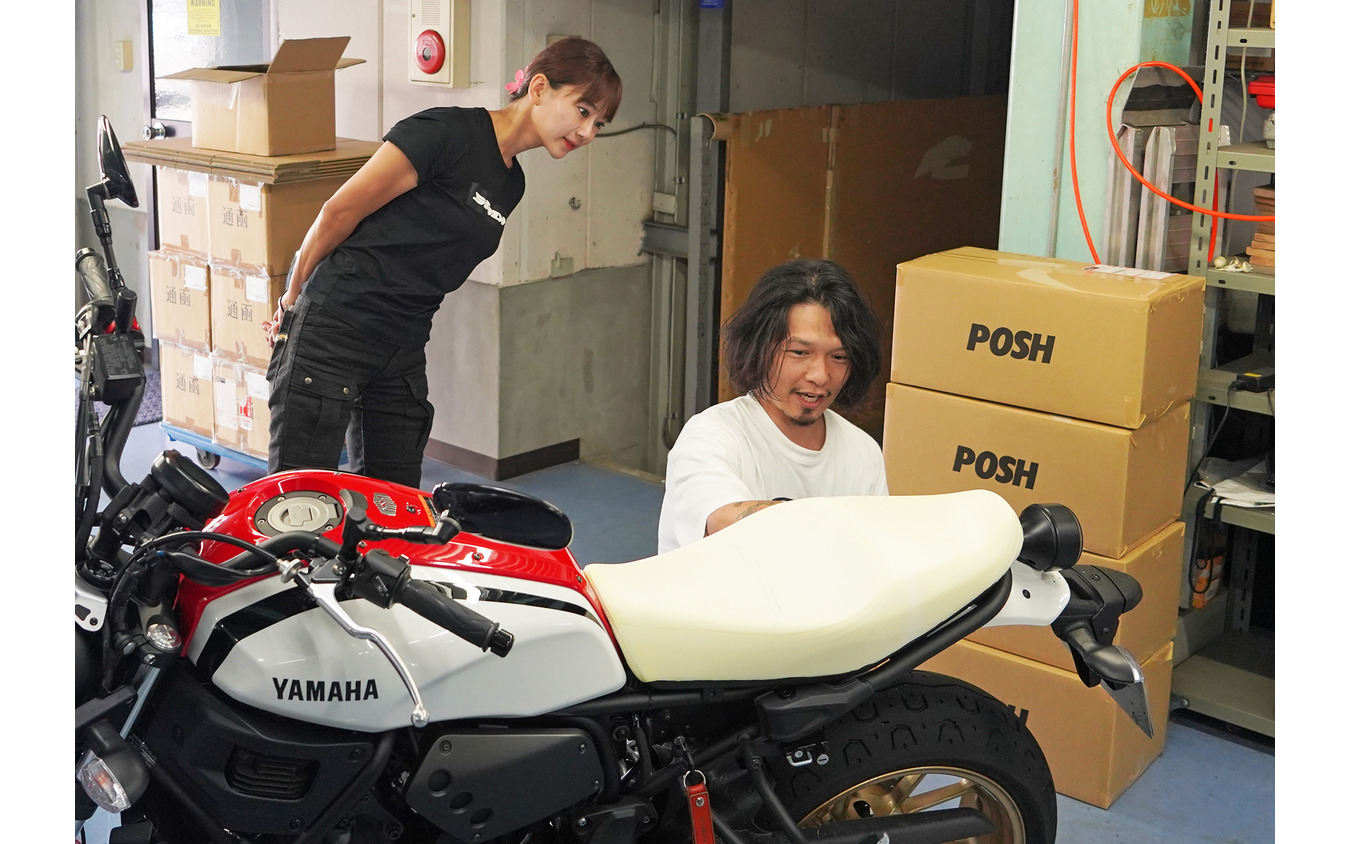 二輪、四輪を問わずシートの加工を得意とするラズルダズル(https://razzledazzle.jimdofree.com/)代表の大塚さん(右)とシート形状を確認