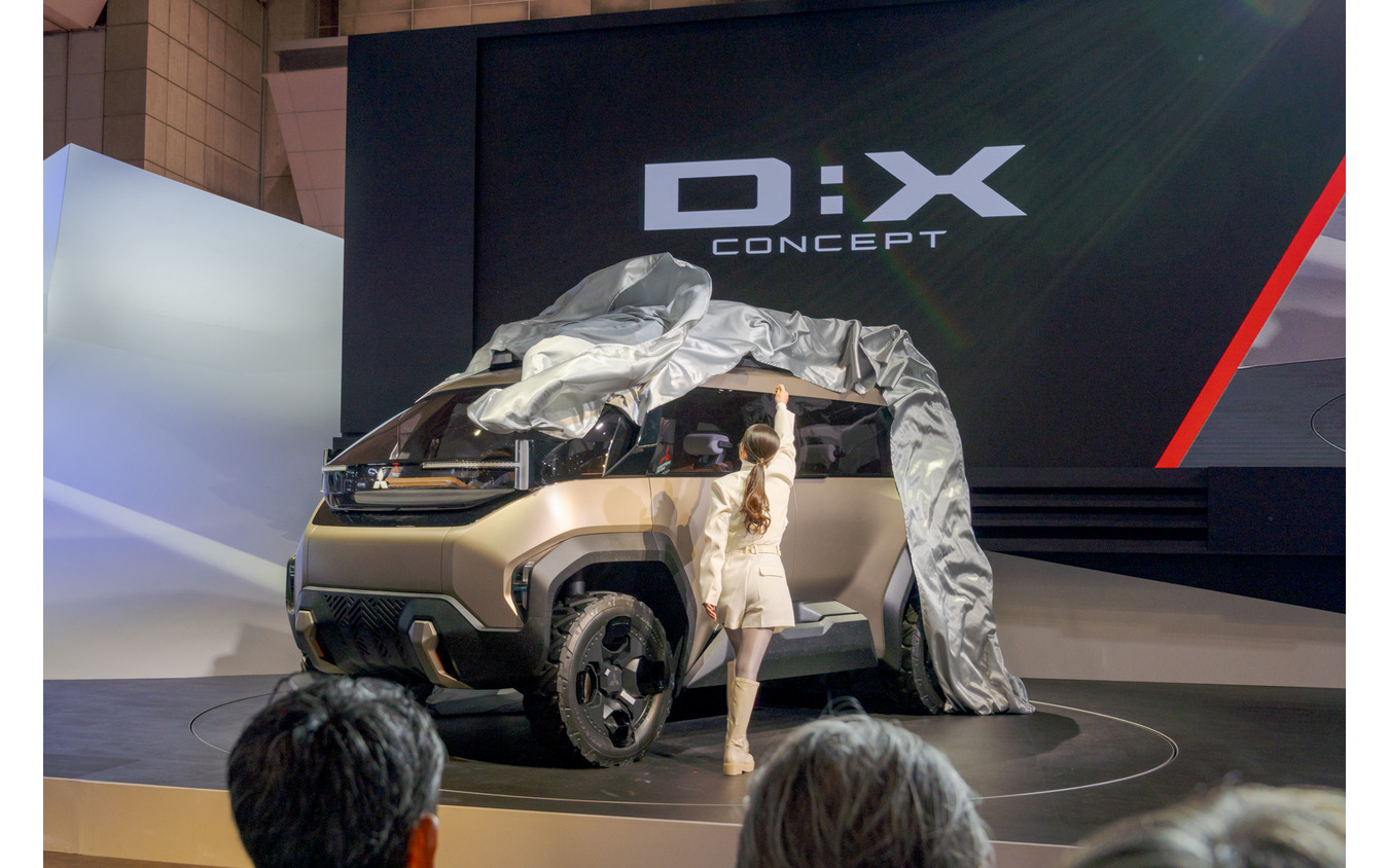 未来の『デリカ』をイメージした電動クロスオーバーMPV『Mitsubishi D:X Concept』が世界初披露となりアンベールされた。