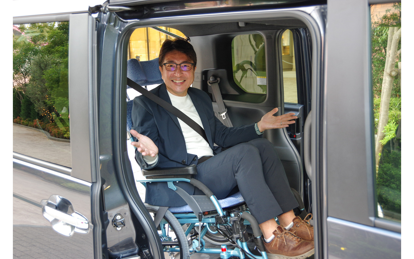 車いすでの乗り込みを体感する筆者の西村直人氏