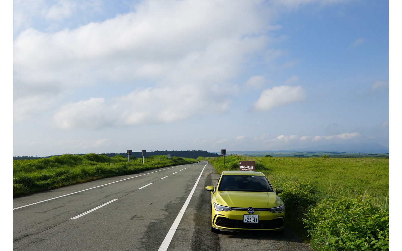 熊本の阿蘇外輪山と大分の九重高原を結ぶやまなみハイウェイにて記念撮影。
