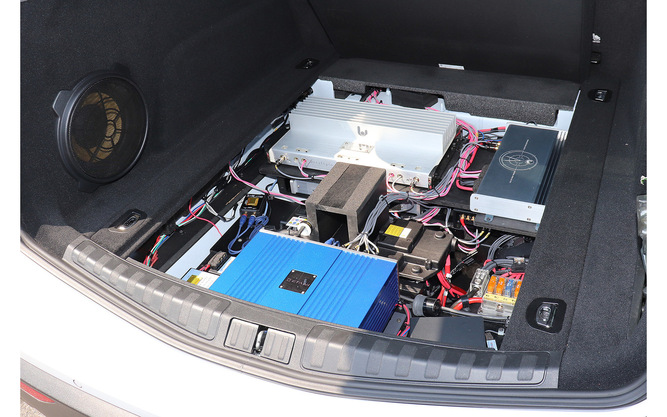 プレーヤー機能も持つ「ハイエンドプロセッサー」が搭載されたオーディオカーの一例（製作ショップ：サウンドワークス＜千葉県＞）。