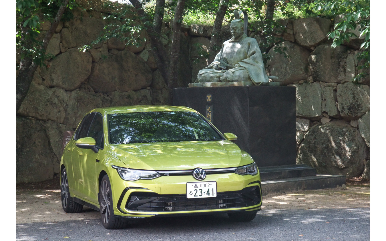 萩城址の毛利輝元像にて記念撮影。ゴルフ7 GTE4000km試乗の時もまったく同じ場所で写真を撮ったのだった。