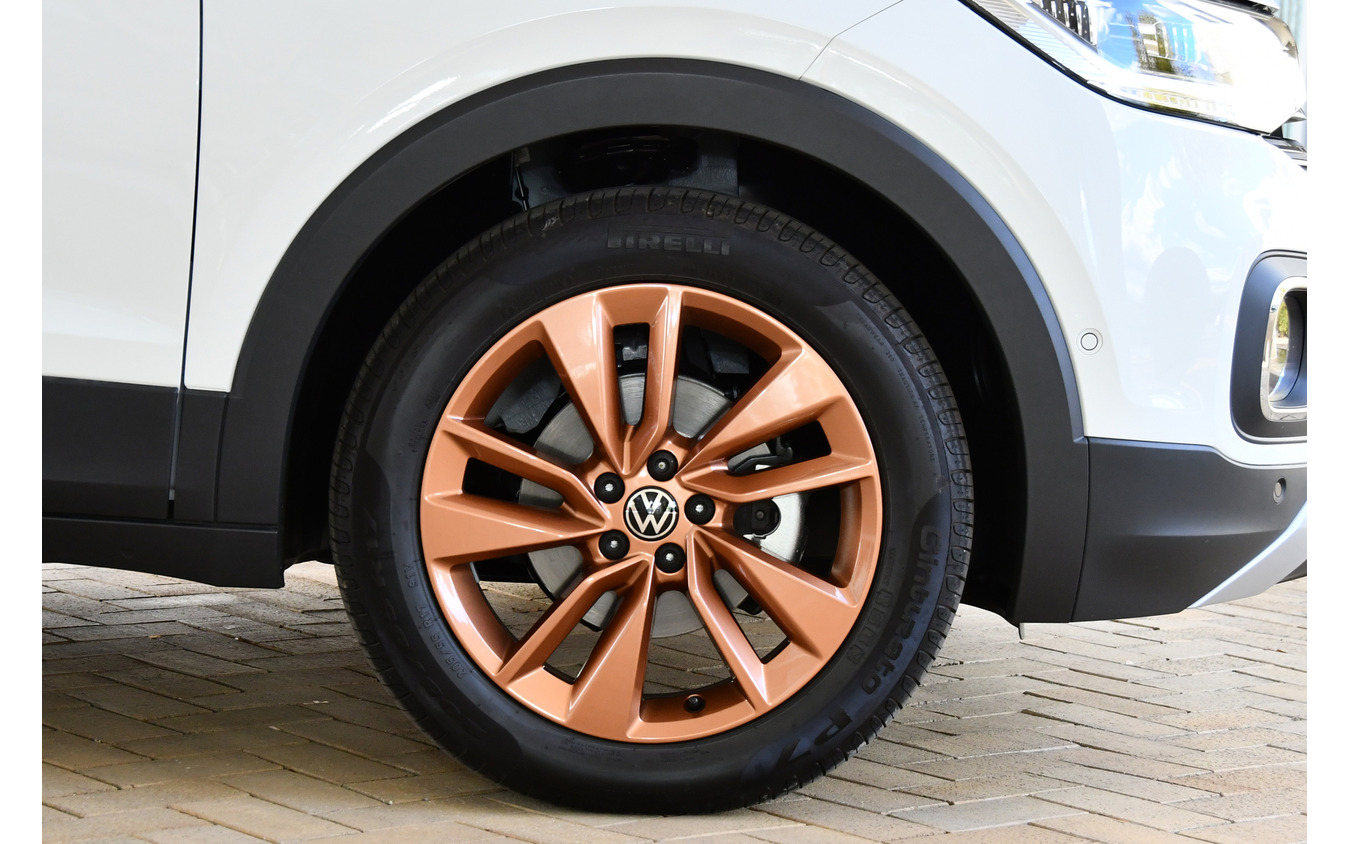 VW Tクロス カッパースタイルのエクステリアで最大の特徴は、カッパー（銅）色のホイール