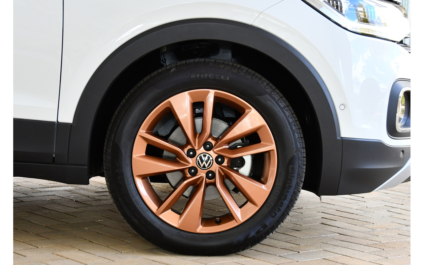 VW Tクロス カッパースタイルのエクステリアで最大の特徴は、カッパー(銅)色のホイール