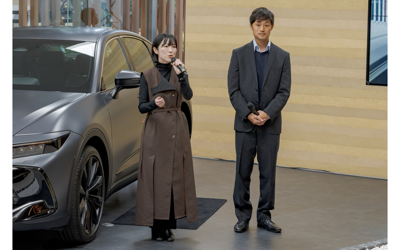 左からモビリティ材料技術部 竹谷美雪氏、堤塗装成形部 石垣佑樹氏。