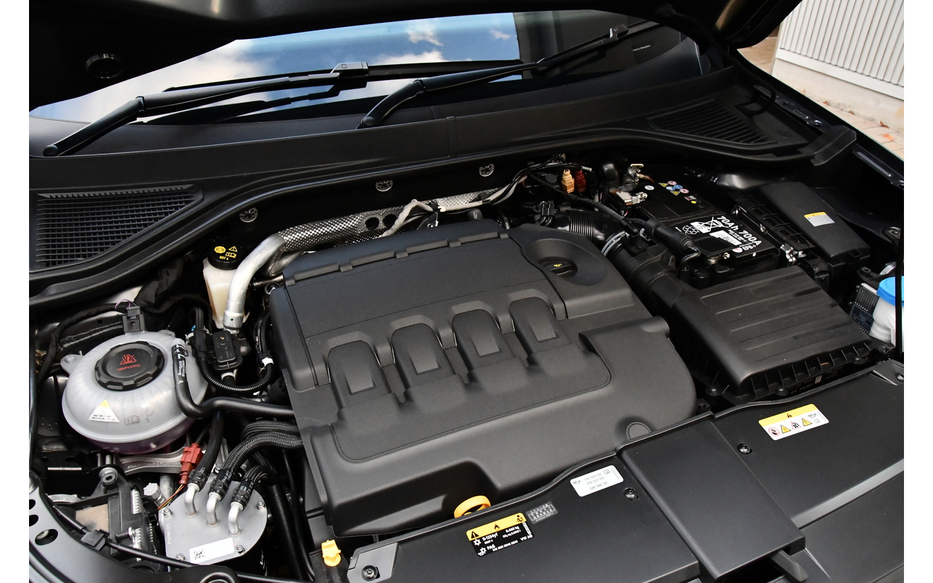VW T-RocブラックスタイルのエンジンルームTDIは2リットル4気筒のディーゼルターボエンジンを搭載