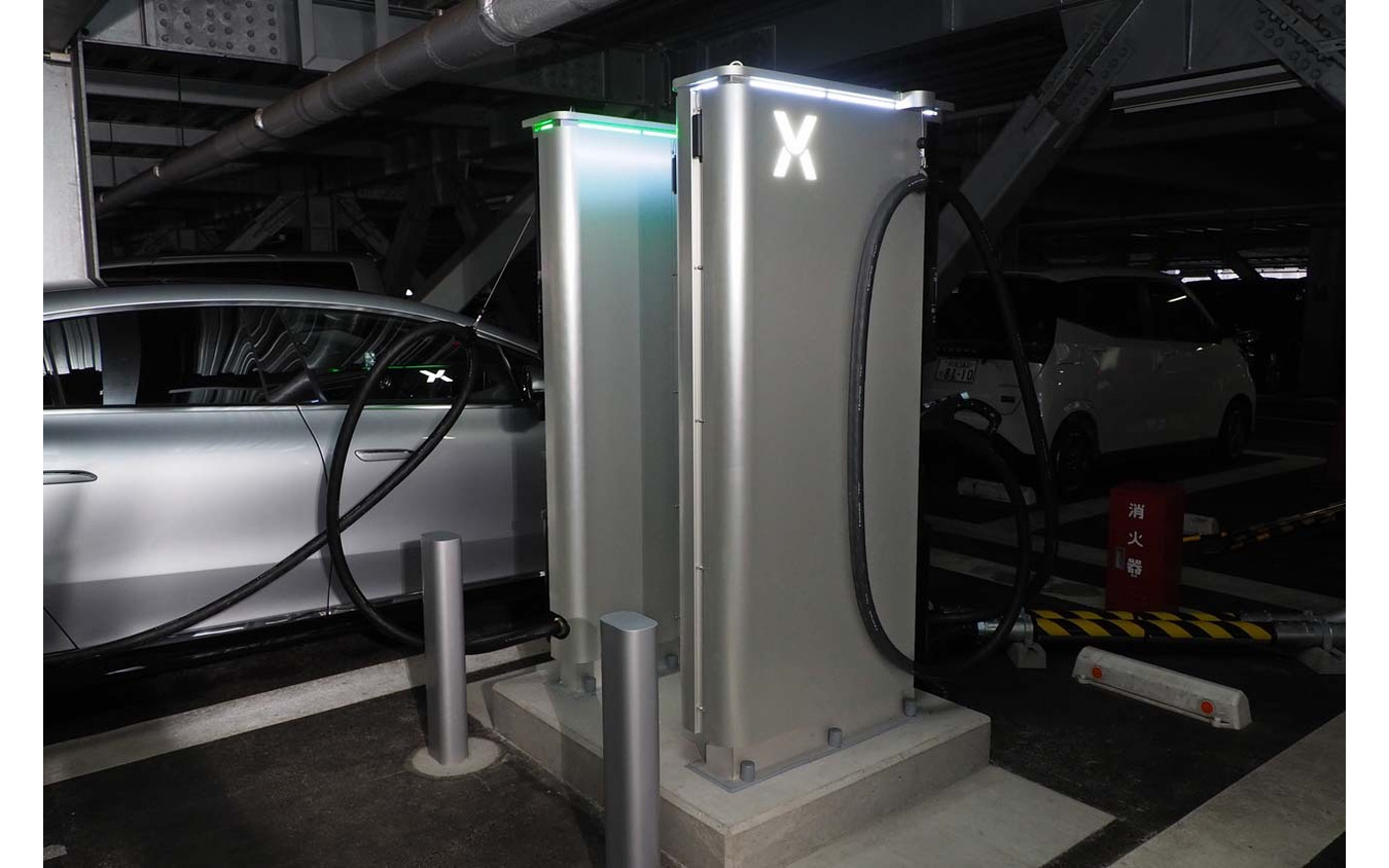 パワーエックスの蓄電池式超急速EV充電器「Hypercharger（ハイパーチャージャー）」。上部のイルミが緑の時は正常充電中を示す