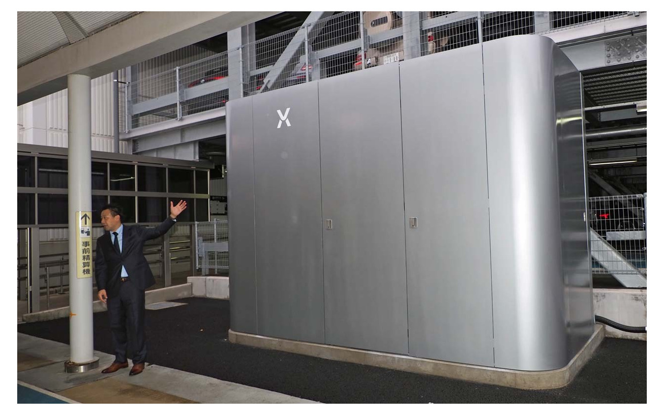 「P1」駐車場脇に設置された358kW/hの定置用蓄電池「Mega Power（メガパワー）」。ここに低電圧の電力を貯めておき、使う時に高出力化する