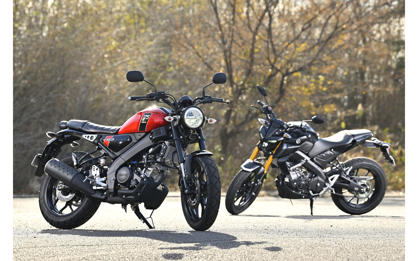 ヤマハ XSR125(左)とMT-125(右)