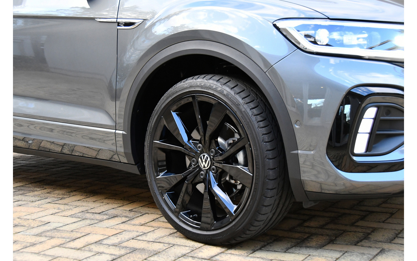 VW T-Rocブラックスタイルのタイヤ＆ホイール。DCCパッケージを装備するため、タイヤは19インチ。DCCパッケージレスは18インチとなる