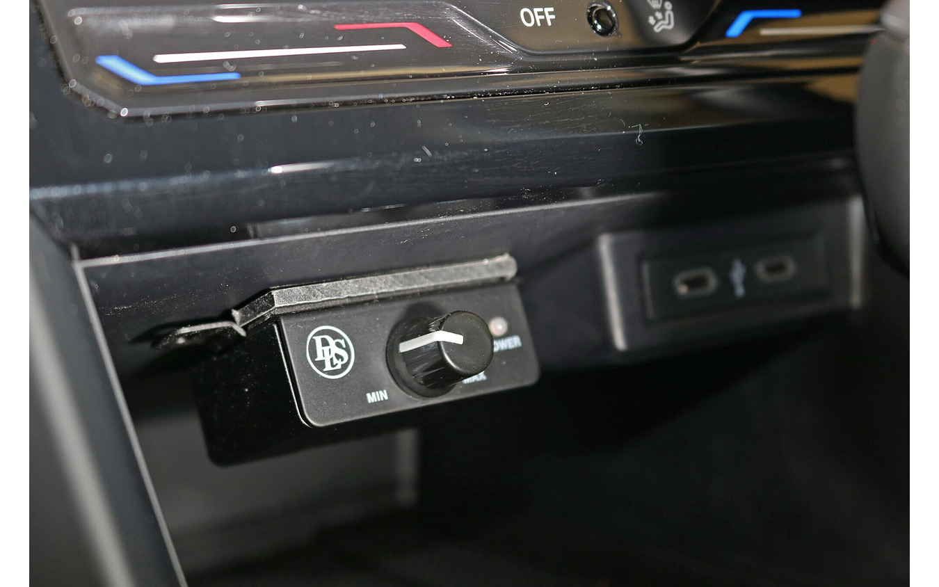 バスコントロールは手もとにコントローラーを設置して、曲や気分に合わせて自在に調整できるシステムとした。
