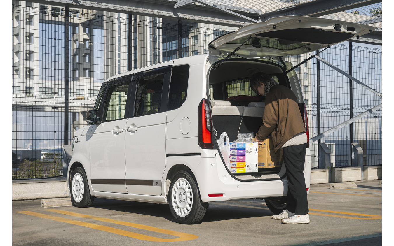 シートを倒さなくても日常の買い物には十分な容量を持つラゲッジスペース