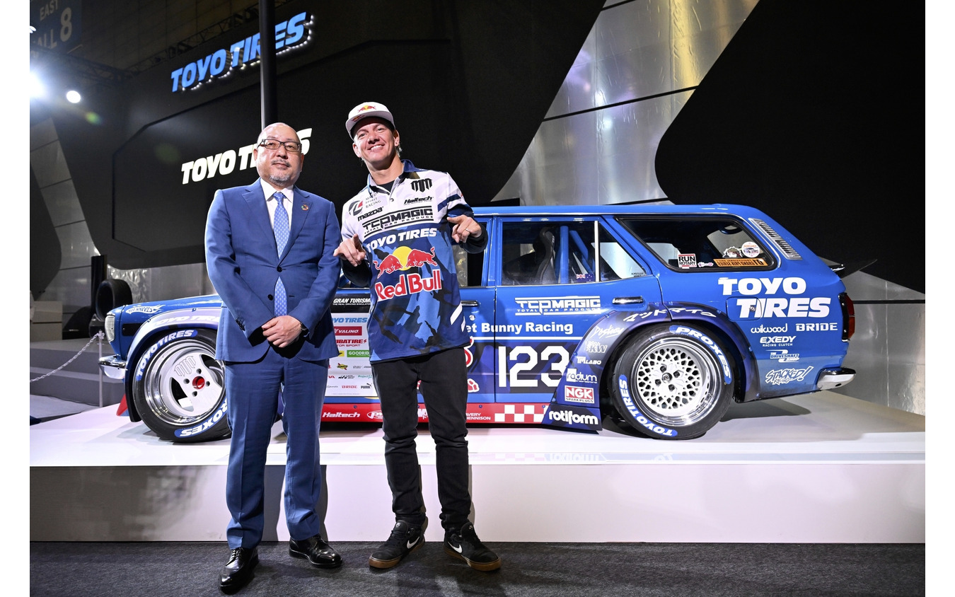 TOYO TIRE 清水社長（左）/ マッド・マイク選手（右）