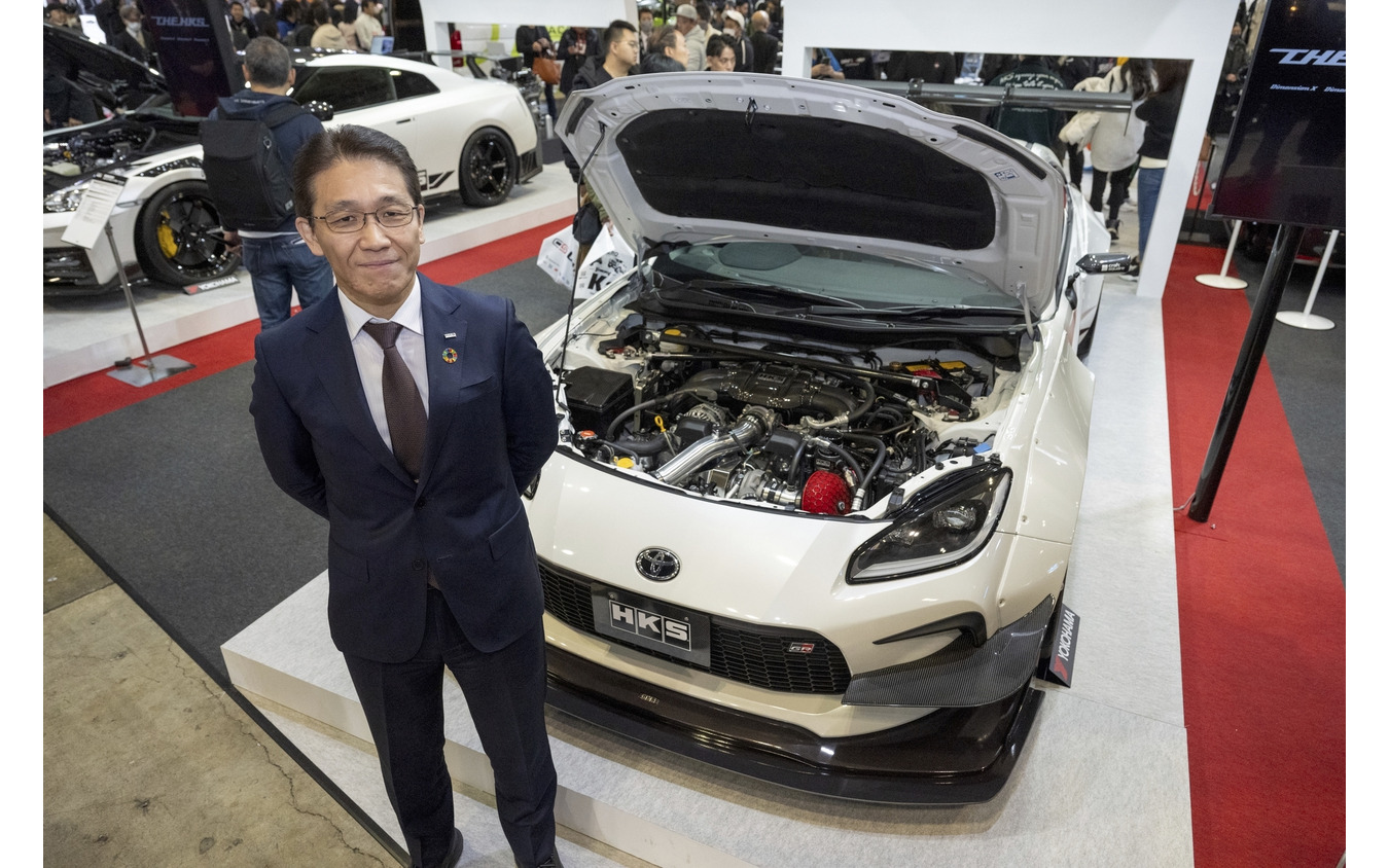 あのHKSがハイエースをPHEVにしちゃった!カーボンニュートラルもチューニングも本気のHKS…東京オートサロン2024