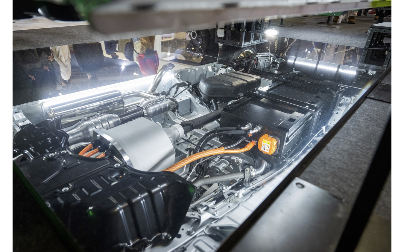 あのHKSがハイエースをPHEVにしちゃった!カーボンニュートラルもチューニングも本気のHKS…東京オートサロン2024