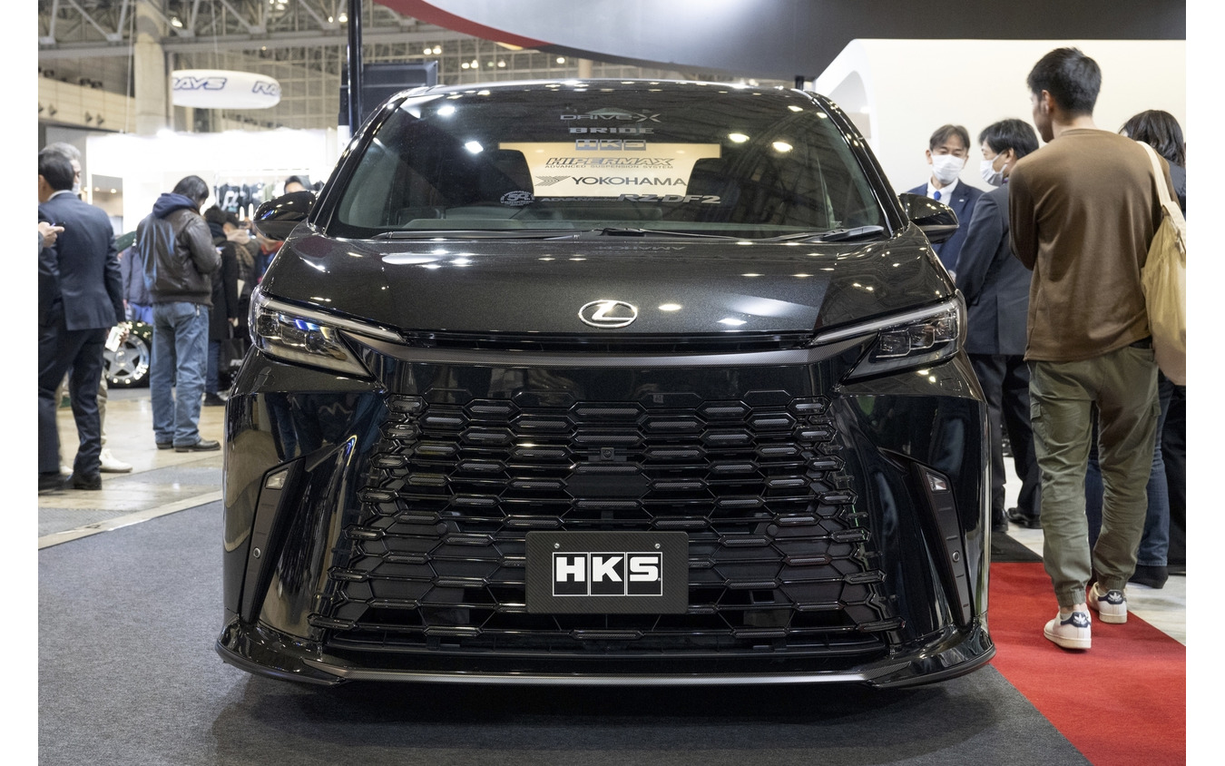 あのHKSがハイエースをPHEVにしちゃった！カーボンニュートラルもチューニングも本気のHKS…東京オートサロン2024