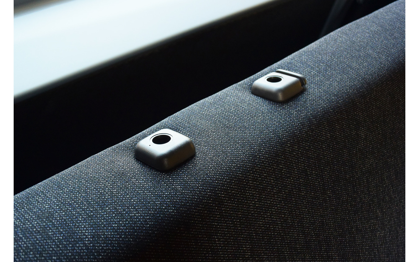 後席シートバックにはヘッドレストを装着するための穴が設けられており、後付け可能。